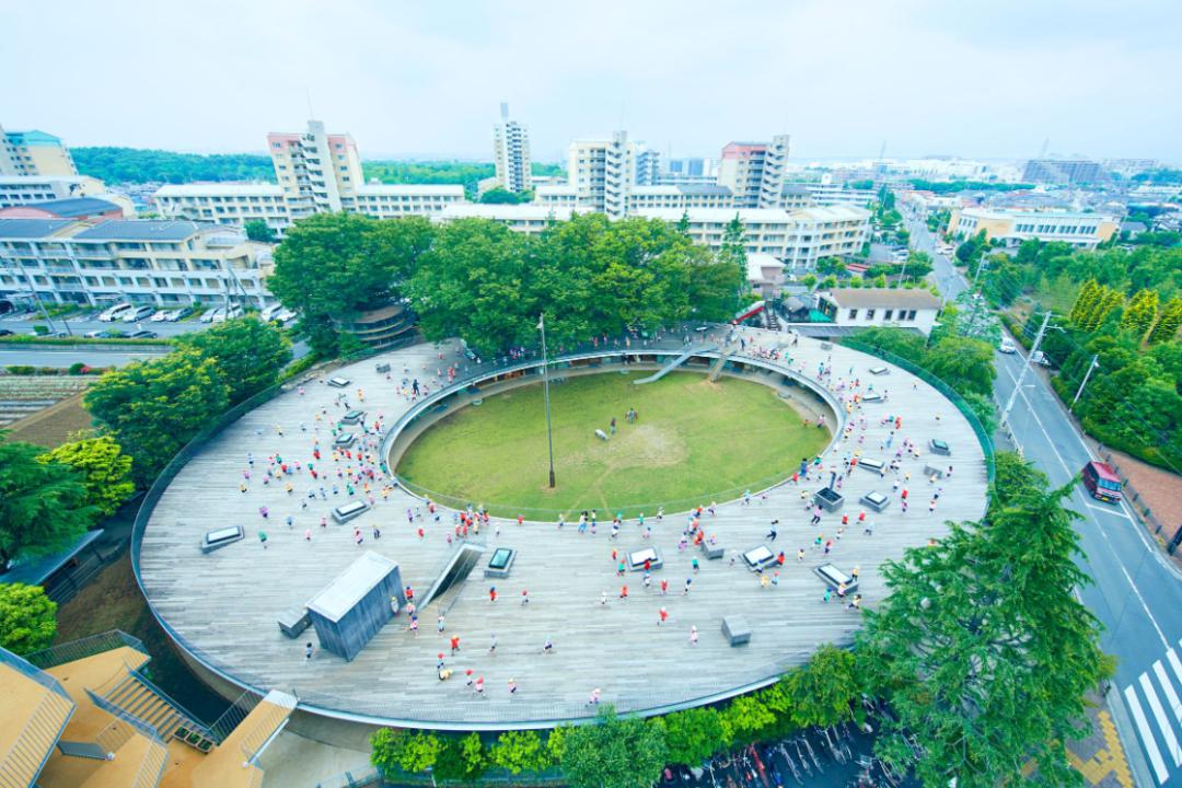 極簡設計的幼兒園成為孩子釋放天性的樂園